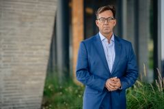 Mann ser alvorlig i kamera