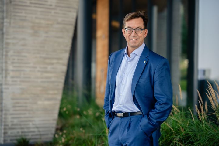 Mann smiler i kamera