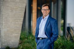 Mann ser i kamera og smiler