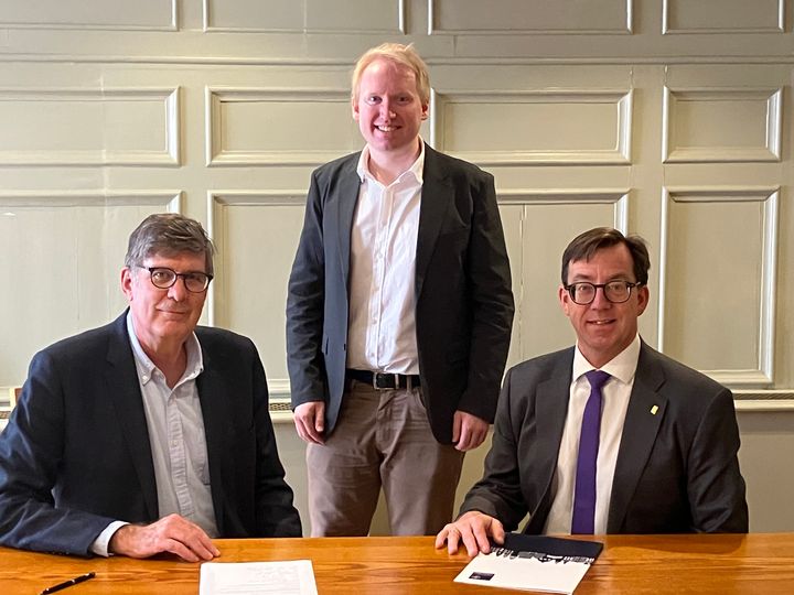 Regnskap Norge og University of Oxford har inngått en avtale om et toårig forskningssamarbeid.  Fra venstre: Robert Klassen, professor ved universitetet i Oxford, Olav Schewe, økonom og tidligere revisormedarbeider med PhD innen læring fra University of Oxford, og Rune Aale-Hansen, administrerende direktør i Regnskap Norge.