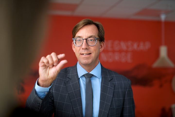 mann ser smilende i kamera