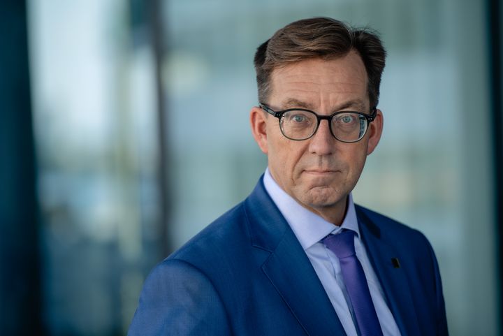 Mann ser alvorlig i kamera