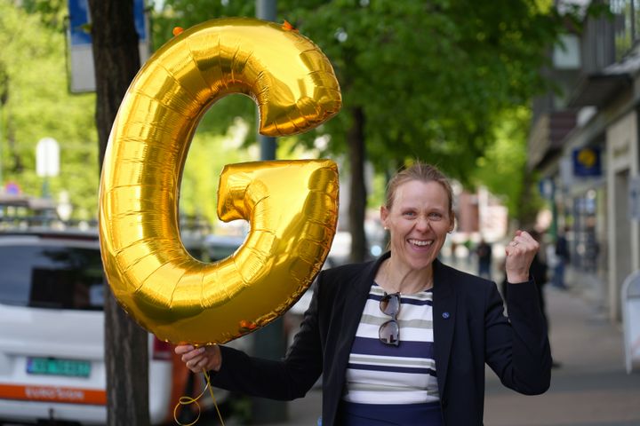 Leder i Akademikerne Lise Lyngsnes Randeberg med G-ballong for grunnbeløpet i folketrygden.