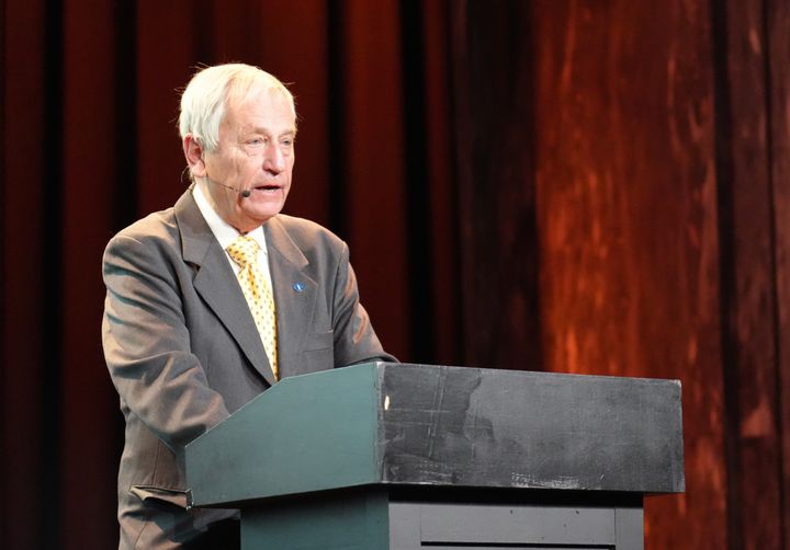 Professor emeritus og veterinær Trygve Poppe mottok Akademikerprisen tirsdag morgen.