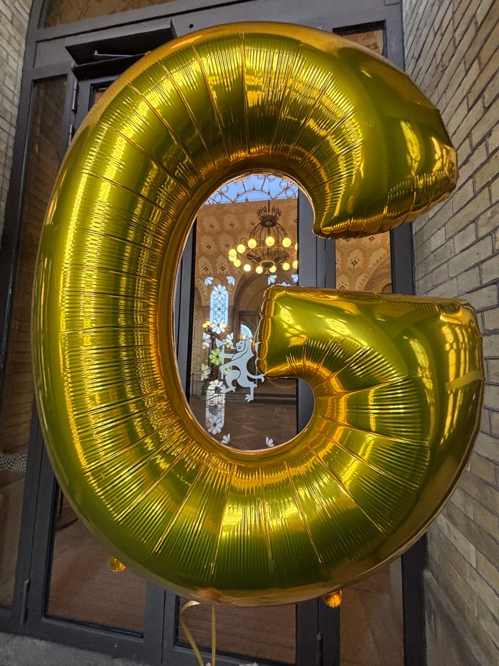 G for grunnbeløpet i folketrygden. At studiestøtten knyttes til G gjør at studentene ikke risikerer tap av kjøpekraft fremover.