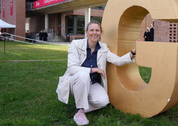 Lise Lyngsnes Randeberg med den 1,5 meter høye G-en før den dro på norgesturné (G står for grunnbeløpet i folketrygden)