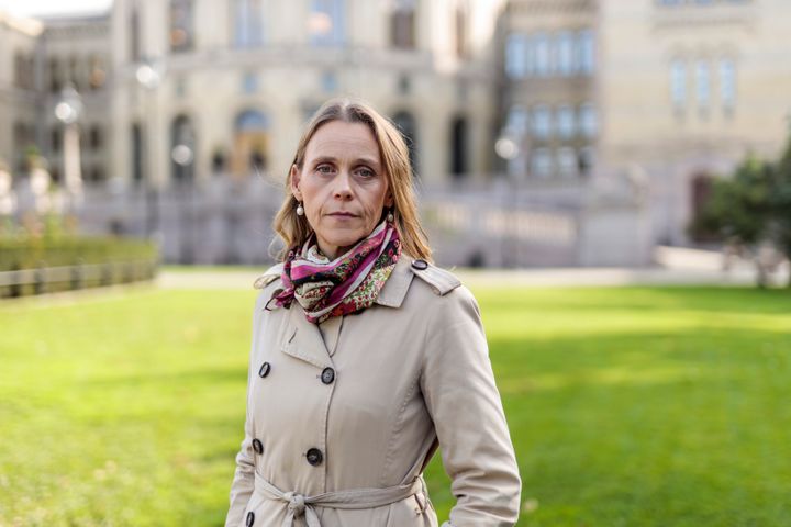 Leder i Akademikerne Lise Lyngsnes Randeberg foran Stortinget