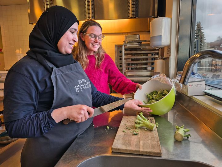 Etter å ha startet i Jobbsjansen fikk Hafida Hammuchi en fast stilling hos Silje Harfallet i 4Service. - Jeg trener på norsk hver dag, jeg lærer mye og jeg treffer folk, forteller Hammuchi, som liker å jobbe med mat.