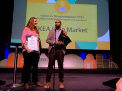 HR-direktør Monica Bogstad i Ikea Norge og Abdirisak Ahmed Hussein, business navigator i Ikea Oslo, takker for Mangfoldsprisen.