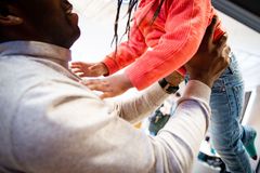 To av tre flyktninger blir værende i den kommunen de blir bosatt i. Særlig barnefamiliene ønsker ikke å flytte på seg, viser en ny forskningsrapport.