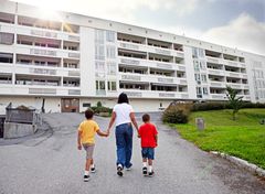 Barn som lever i fattigdom har økt risiko for lavere karakterer, frafall i skolen og for å havne utenfor arbeidslivet som voksne. Foreldrene oppgir også at barna i mindre grad deltar på fritidsaktiviteter og har dårligere helse.