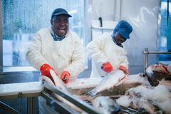 Gasore Semucho Bitwahiki og Hamisi Kalume har kommet til Norge som flyktninger, er bosatt i Øygarden kommune og har fått jobb i bedriften Salmoncuts. Øygarden er blant kommunene som er nominert til årets Bosettings- og integreringspris.