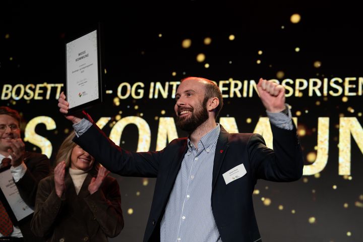 Ordfører Simen Nord mottok prisen på vegne av Moss kommune.