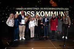 Moss-ordfører Simen Nord mottok prisen sammen med flere av kommunens ansatte som jobber med bosetting og integrering av flyktninger.