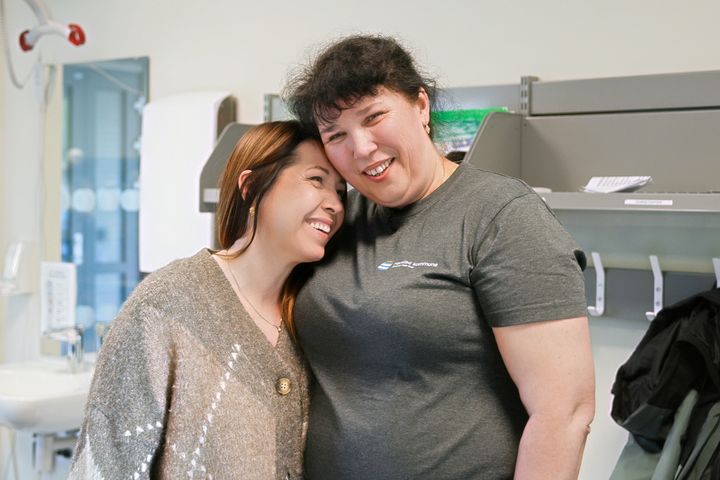 Harstad kommune er blant de nominerte til Bosettings- og integreringsprisen 2026. Nataliia Totska Wanja kom hit fra Ukraina, og har fått seg jobb som assistent på et dagsenter i kommunen. Det er både hun og Mariette Hansen, programrådgiver Harstad kommune, glade for.
