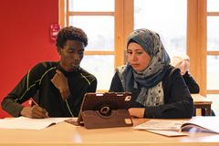 I Oppdal kommune har Sanaa Ismail Alobeid fått jobb på Oppdal ungdomsskole. Her underviser hun Adam Giddo Shummain Abdulgabbar.