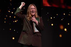 Kommunalsjef Elisabeth Mortensen mottok bosettings- og integreringsprisen for 2026 på vegne av Harstad kommune.