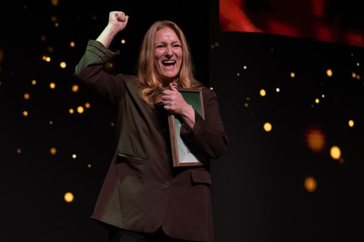Kommunalsjef Elisabeth Mortensen mottok bosettings- og integreringsprisen for 2026 på vegne av Harstad kommune.