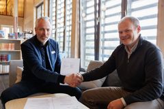 Ole Johnny Stavn, rådmann i Hol kommune og Håvard Tjore, distriktssjef i Skanska er svært fornøyde med signeringen.