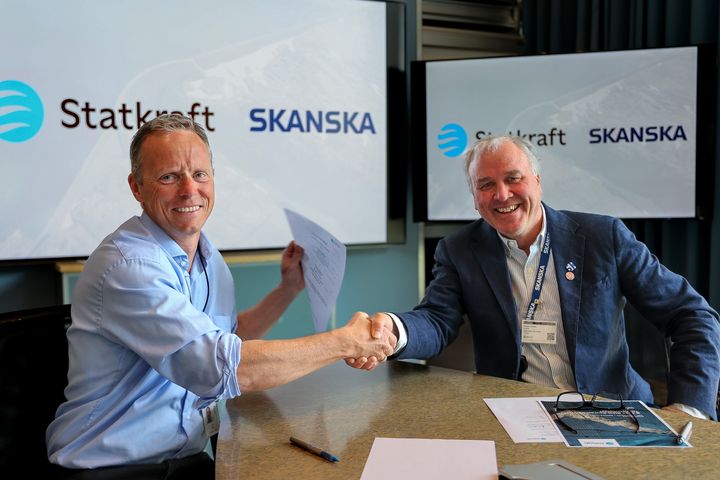 Saurdal kraftverk ble satt i drift i 1985 og produserer årlig rundt 1400 GWh med strøm. Tilløpstunnelen fra Blåsjø og ned til Saurdal kraftverk er ti kilometer lang, og skal nå utbedres og oppgraderes av Skanska. Anders Geirsta, konserndirektør for anleggsvirksomheten i Skanska (t.h.), og Svein Ilstad, Regiondirektør Sør, Statkraft signerte kontrakten 12. mai.