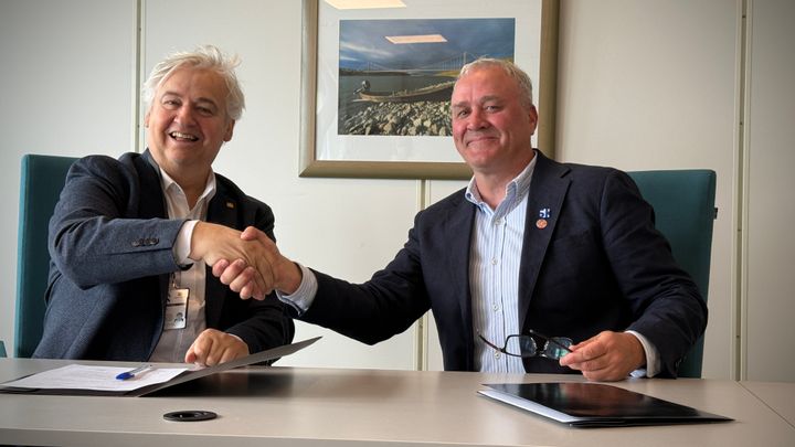 I Bodø: Her signer utbyggingsdirektør, Kjell Inge Davik i Statens vegvesen og Konserndirektør for anlegg i Skanska, Anders Geirsta i kontrakten som vil bety mye for mange.