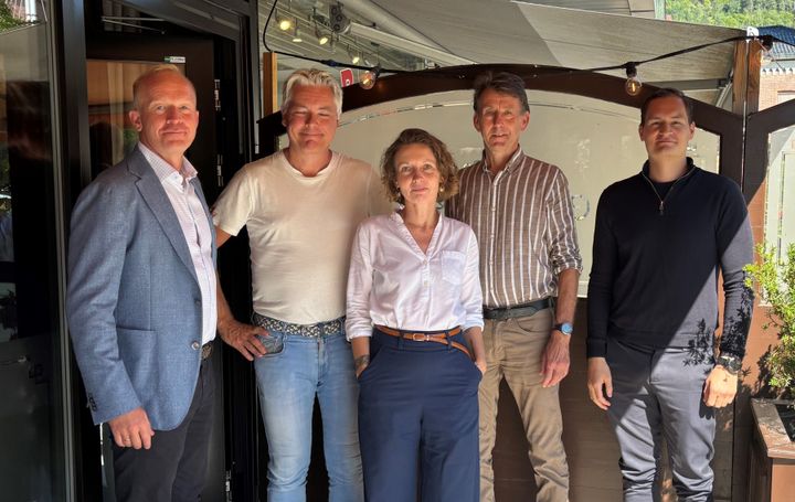 Fra venstre: Jon Søland fra Regnbue Invest AS, Jon Einar Melbye fra Brække Melbye Holding AS og Line Havstein, Tron Mikkelsen og Kim Lam fra Skanska.