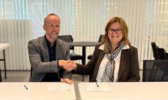 Pål Aglen, Konserndirektør i Skanska og Linda Sunde Eriksen, avdelingsdirektør byggherre undervisning i Statsbygg, signerte kontrakten.