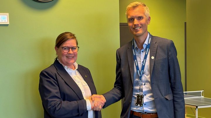Ann-Irene Enge, kommunalsjef samfunnsutvikling og tekniske tjenester i Malvik kommune, og Jarle Refseth, distriktssjef i Skanska Trøndelag under kontraktssigneringen