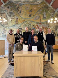 Bilde fra kontraktssigneringen. Bak f.v.: Kommunalsjef kultur og oppvekst Jon Opsahl Sletto, kommunalsjef teknisk Ola Toftdahl, rådmann Ole Johnny Stavn, rektor Hilde Sletta Solhaug, prosjektleder Hol kommune Jan-Inge Valdersnes, Jann Even Longva, prosjektsjef i Skanska. Foran f.v.: Ordfører Sigrid Simensen Ilsøy og distriktssjef i Skanska, Håvard Tjore.