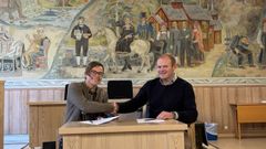 Begge parter ser frem til samarbeidet. Ordfører Sigrid Simenen Ilsøy og Håvard Tjore, distriktssjef i Skanska