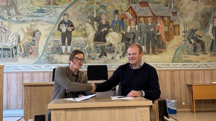 Begge parter ser frem til samarbeidet. Ordfører Sigrid Simenen Ilsøy og Håvard Tjore, distriktssjef i Skanska