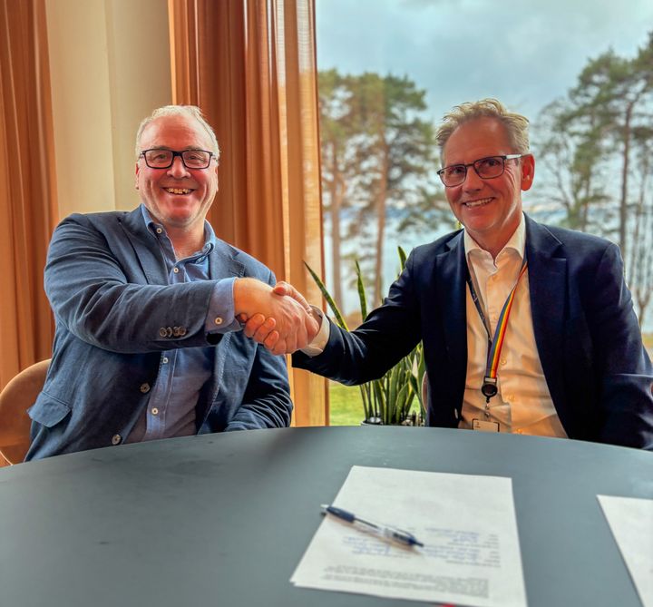 Anders Geirsta (konserndirektør Skanska Anlegg) og Jan Helge Mårdalen (adm. dir. Hydro Energi) signerte kontrakten om byggingen av Illvatn pumpekraftverk