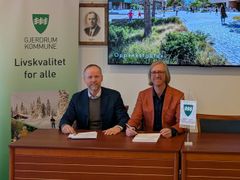 Pål Aglen, konserndirektør for byggvirksomheten i Skanska og Daniel Berg-Hansen, kommunedirektør i Gjerdrum kommune er svært fornøyde med vedtatt byggestart.