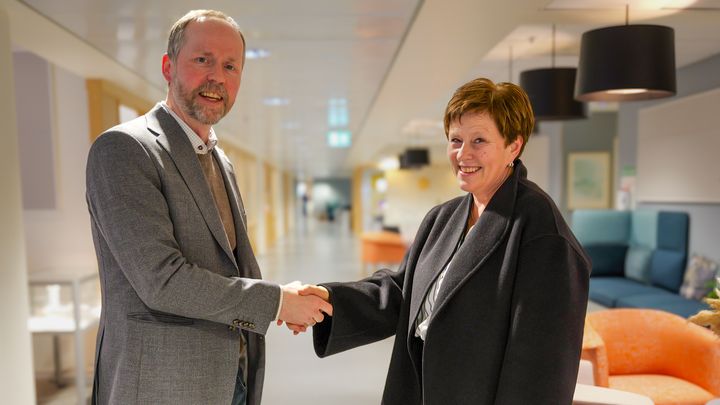 Pål Aglen, konserndirektør Bygg i Skanska Norge, og fungerende byggherredirektør Kristin Fevang i Statsbygg ser frem til å jobbe sammen i prosjektet.