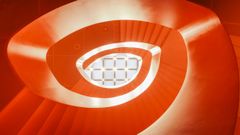 Spiraltrapp i rødt, med et geometrisk mønster i midten.