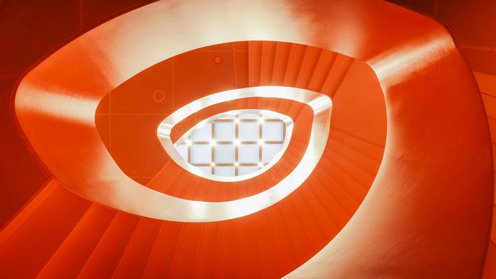 Spiraltrapp i rødt, med et geometrisk mønster i midten.