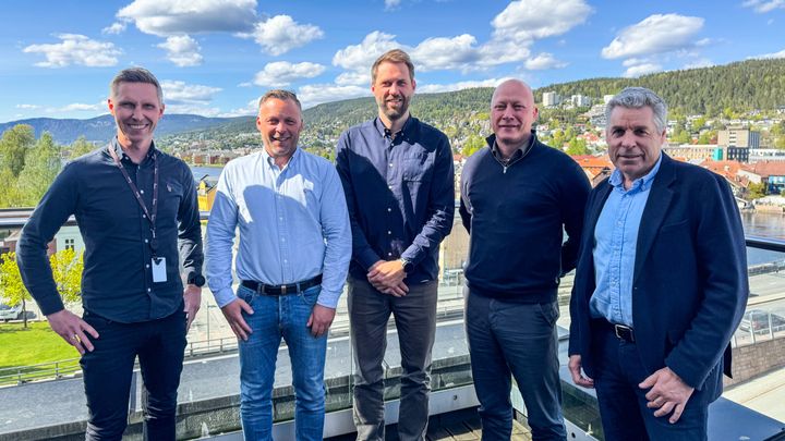 Fornøyde representanter fra Skanska og Å energi