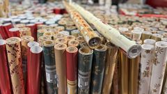 Hvordan ser du forskjell på glanset gavepapir og kraftpapir? Det glansede gavepapiret har en glatt og skinnende overflate, reflekterer lys og er oftest hvitt eller sølvfarget på baksiden. Kraftpapiret er grovere, har matt overflate og oftest med en naturlig brunlig farge på forsiden (kan farges og blekes) og baksiden.