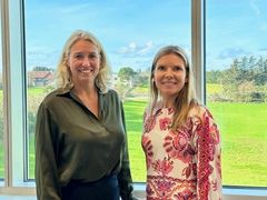 F.v. Q-Sjefen Kristine Aasheim og daglig leder i Kavlifondet, Ingrid Paasche, under sistnevntes besøk på Q-Meierienes innovasjonshus på Jæren høsten 2023.