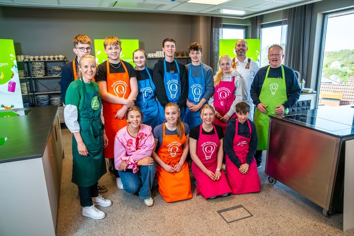 Team Radøy i oransje, team Skjevik i blått og team Austevoll i rosa sammen med jurymedlemmer og programleder Hermine Oen.