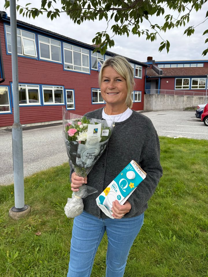 Merkevaresjef Pål Rasmussen i Q-Meieriene gratulerte Turid Foldnes fra Sotra med gevinsten på 10 000 kroner i returkartonglotteriets ekstratrekning. – Nå ler ikke familien av meg lenger, sier den heldige vinneren som har deltatt i lotteriet i mange år.