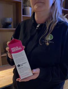 Bente Fiskerstrand mottok Melk med mening-kartongen, der Plastfritt hav er omtalt. Denne blir å finne på frokostbord over hele landet.