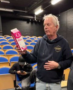 Styremedlem Petter De Presno Borthen mottok den symbolske "Melk med mening"-kartongen, der Springbrett er omtalt.