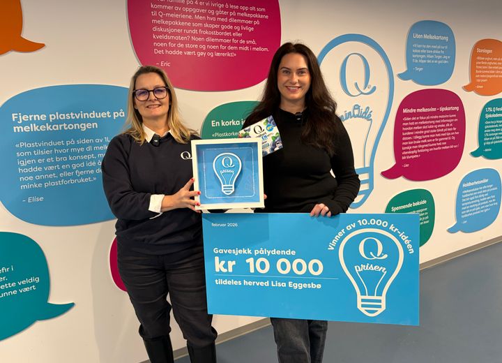 Lisa Eggesbø (til høyre) mottar Q Innovasjonsprisen og en sjekk på 10 000 kr i Q Innovasjonshus på Jæren. Til venstre: Gro Hjartholm fra Q