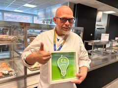 Kjøkkensjef Erlend Eliassen viser stolt frem Q Matredderprisen etter utdelingen på Drammen sykehus.