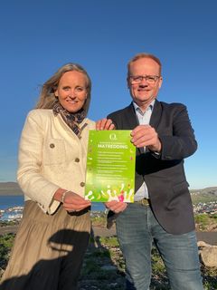 Q-forbruker Mette Nygård Havre og melkesjefen i Q, Pål Rasmussen er på Færøyene for å presentere Qs 10-punktliste for å nå målene innen 2030.