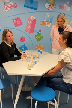Nathalia Thu får endelig smake på sin etterspurte Skyr med sjokolade. Fra venstre: Marianne Heksem, Kristine Aasheim, Nathalia Thu.