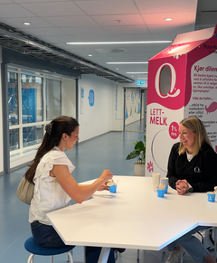 Nathalia fikk være med på blindtest av ulike naturelle yoghurter for å se hvordan Q jobber med smak. Fra venstre: Nathalia Thu, Marianne Heksem