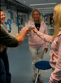 Q Kefir i stettglass. Nathalia Thu ble ønsket velkommen med "melkens champagne"