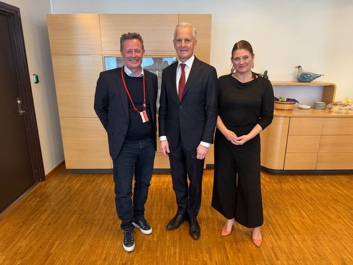 NorgesGruppens konsernsjef Runar Hollevik, i møte med statsminister Jonas Gahr Støre og næringsminister Cecilie Myrseth